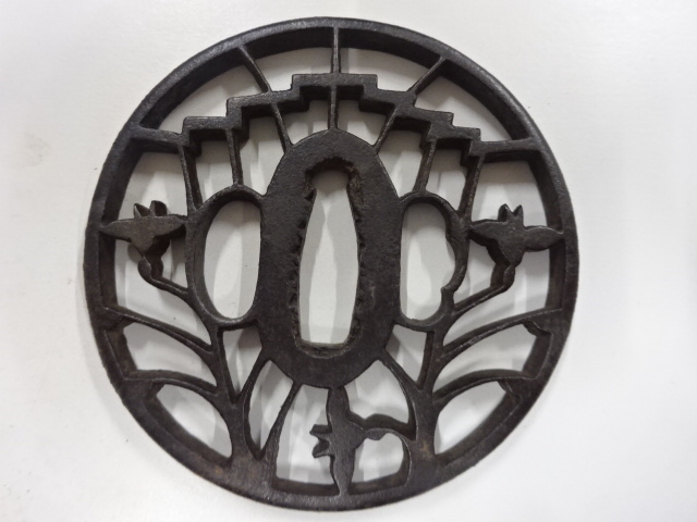 鉄地　菖蒲紋　透かし　鍔